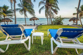 Caribbean sea front 2 BR 2 BA - Ground Floor- Large Pool -Seaweed-Free Beach